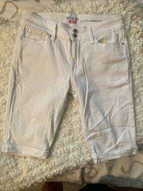 White Levi’s denizen jean shorts size 8 like new